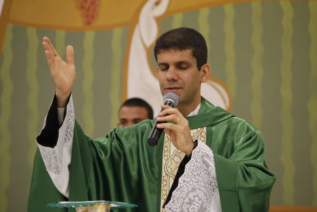 Padre é excomungado devido a vínculo com grupo ultraconservador em São Paulo