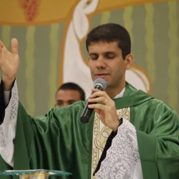Padre é excomungado devido a vínculo com grupo ultraconservador em São Paulo