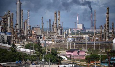 EUA negociam para assumir reservas de petróleo na Venezuela, diz site americano