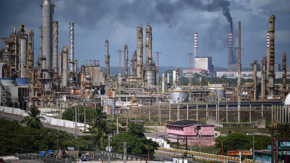 EUA negociam para assumir reservas de petróleo na Venezuela, diz site americano