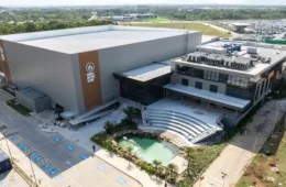 Megaigreja com lago artificial, tecnologia de estádio e cafeteria é inaugurada no ES