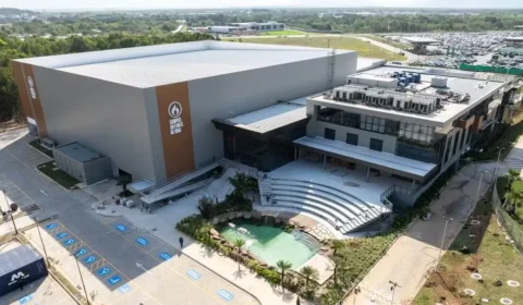 Megaigreja com lago artificial, tecnologia de estádio e cafeteria é inaugurada no ES