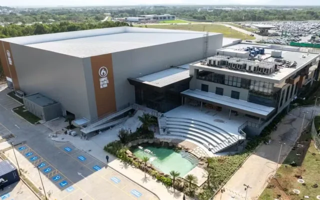 Megaigreja com lago artificial, tecnologia de estádio e cafeteria é inaugurada no ES