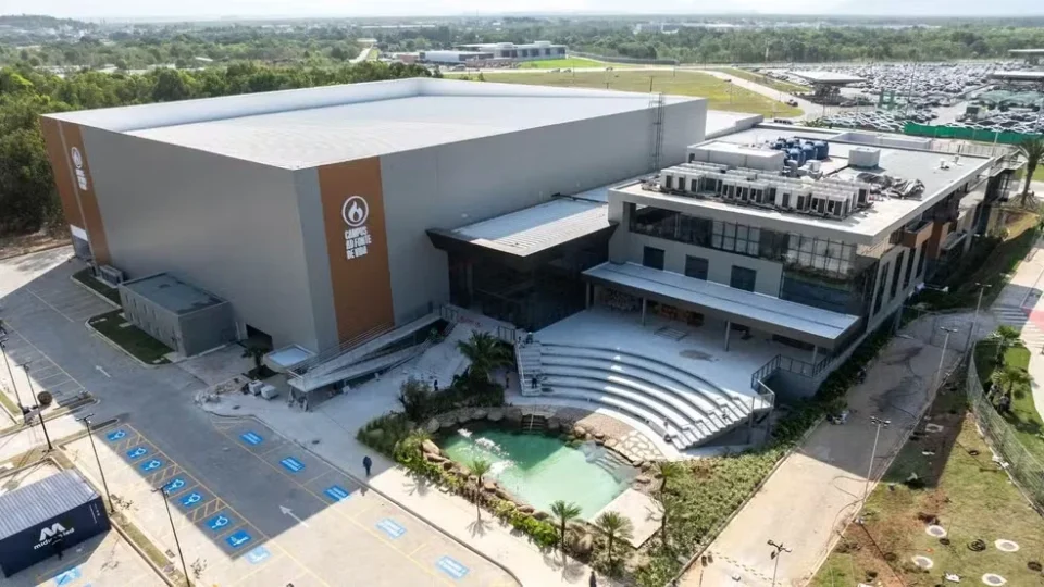 Megaigreja com lago artificial, tecnologia de estádio e cafeteria é inaugurada no ES