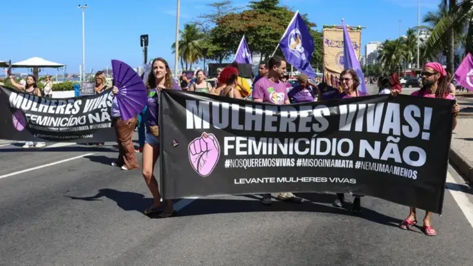 Mulheres vão às ruas pela votação do PL contra a Misoginia