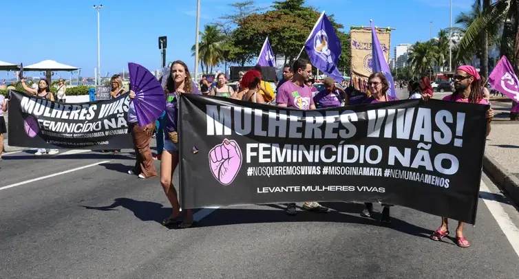 Mulheres vão às ruas pela votação do PL contra a Misoginia