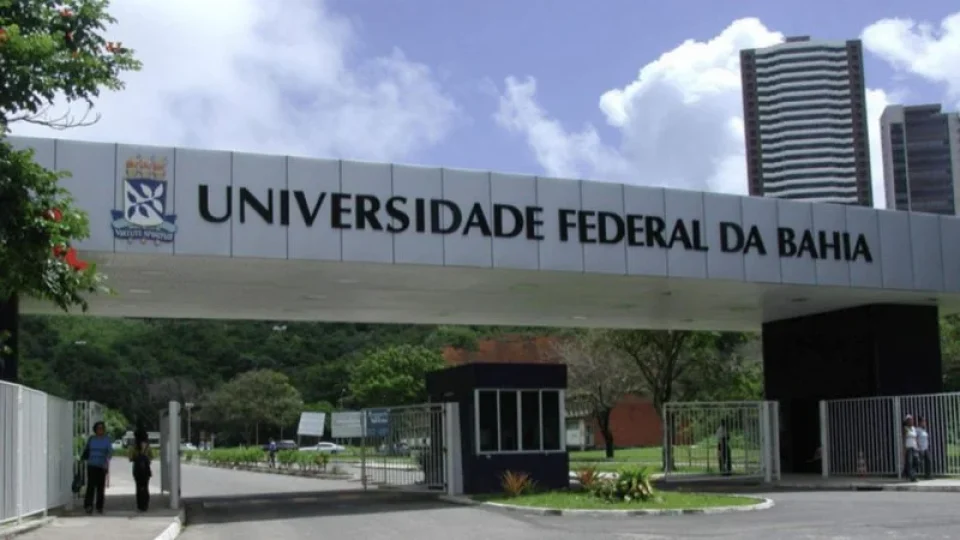Faculdade da UFBA proíbe uso de shorts, cropped e bonés em seus espaços