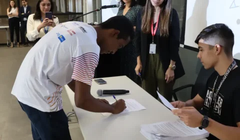 70% dos jovens trabalham, mas pobreza impede estudo de parcela mais vulnerável