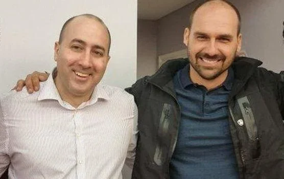 Fernando Cerimedo (segundo da esquerda) com Eduardo Bolsonaro, durante sua visita à Argentina em outubro de 2022