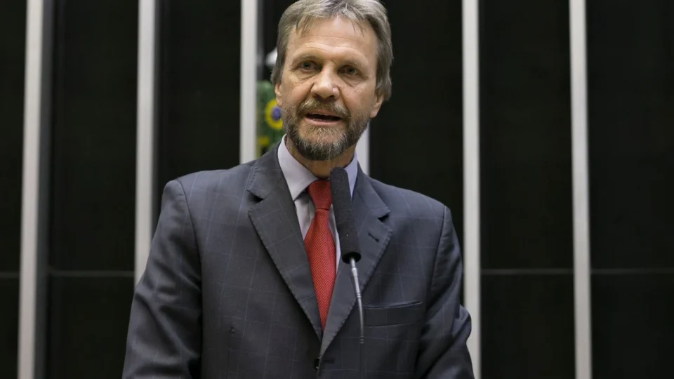 Líder do PT, Pedro Uczai desmaia durante reunião do Colégio de Líderes da Câmara