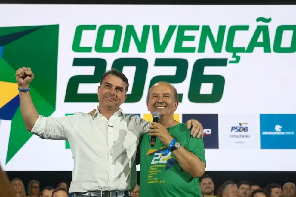 lávio Bolsonaro ao lado de Jorginho Mello (PL), candidato à reeleição por SC — Foto: Ricardo Trida/Divulgação