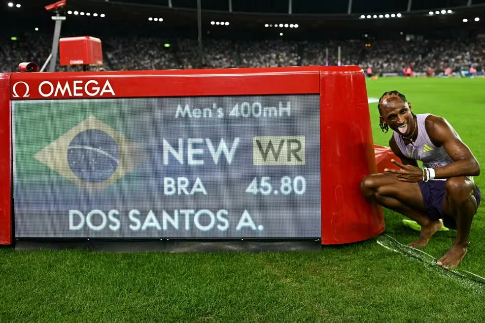 Alison dos Santos bate recorde mundial nos 400m com barreiras na etapa de Zurique da Diamond League — Foto: AFP