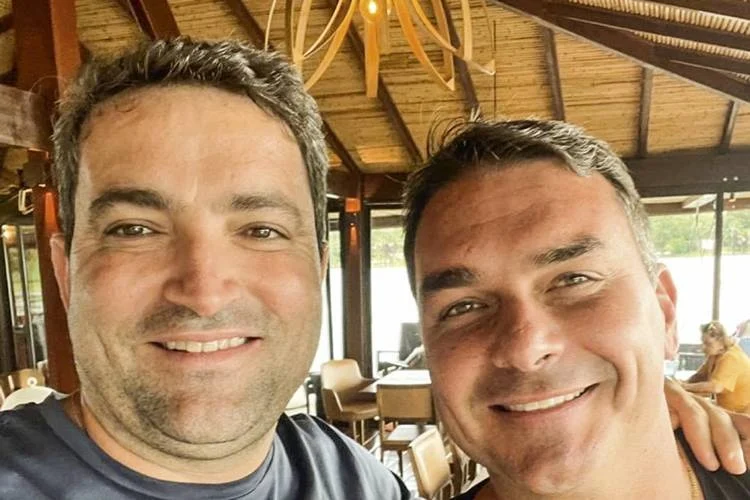 O senador Flávio Bolsonaro (PL-RJ) e o advogado Willer Tomaz. Foto: Reprodução X... Leia mais em https://www.cartacapital.com.br/politica/quem-e-willer-tomaz-advogado-e-amigo-de-flavio-bolsonaro-alvo-da-nova-fase-da-operacao-sem-desconto/. O conteúdo de CartaCapital está protegido pela legislação brasileira sobre direito autoral. Essa defesa é necessária para manter o jornalismo corajoso e transparente de CartaCapital vivo e acessível a todos
