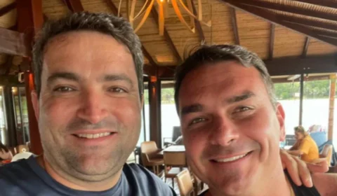 Jato não é uber: quem paga os voos internacionais de Flávio Bolsonaro?