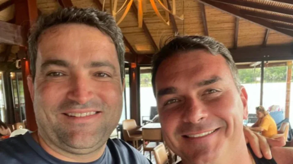 Amizade, jatinhos e STF: a rede que liga alvo de operação do INSS a Flávio Bolsonaro