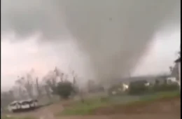 Tornado atinge cidade no RS, e Defesa Civil emite alerta máximo para Porto Alegre e região