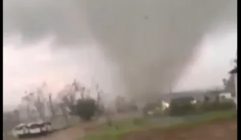 Tornado atinge cidade no RS, e Defesa Civil emite alerta máximo para Porto Alegre e região