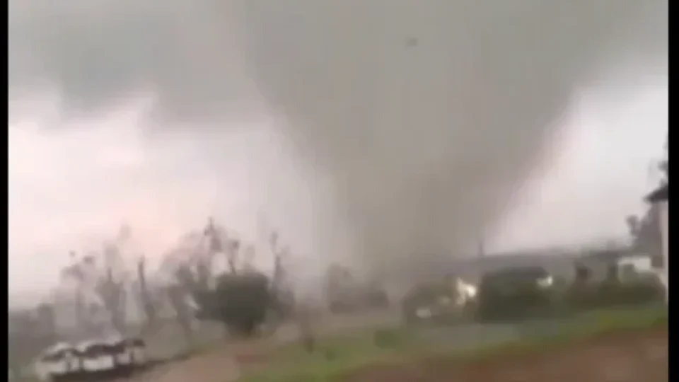 Tornado atinge cidade no RS, e Defesa Civil emite alerta máximo para Porto Alegre e região