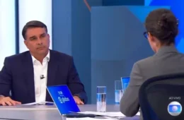 Flávio Bolsonaro é questionado por 12 minutos e não explica pedido de dinheiro a Vorcaro