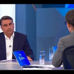 Flávio Bolsonaro é questionado por 12 minutos e não explica pedido de dinheiro a Vorcaro