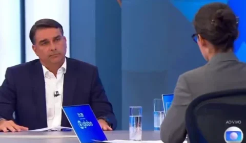 Flávio Bolsonaro é questionado por 12 minutos e não explica pedido de dinheiro a Vorcaro