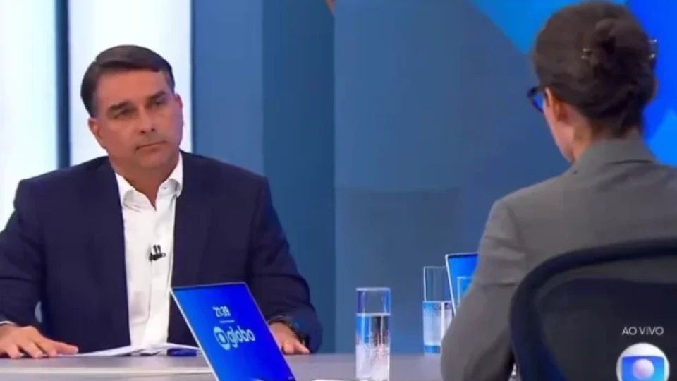 Flávio Bolsonaro é questionado por 12 minutos e não explica pedido de dinheiro a Vorcaro