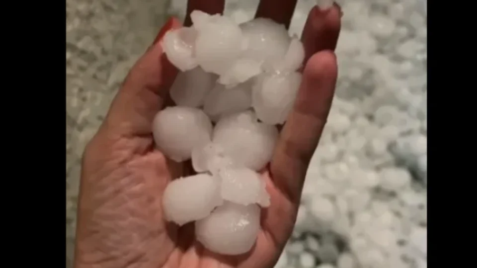 Chuva de granizo atinge Florianópolis e deixa 700 casas danificadas; veja vídeos