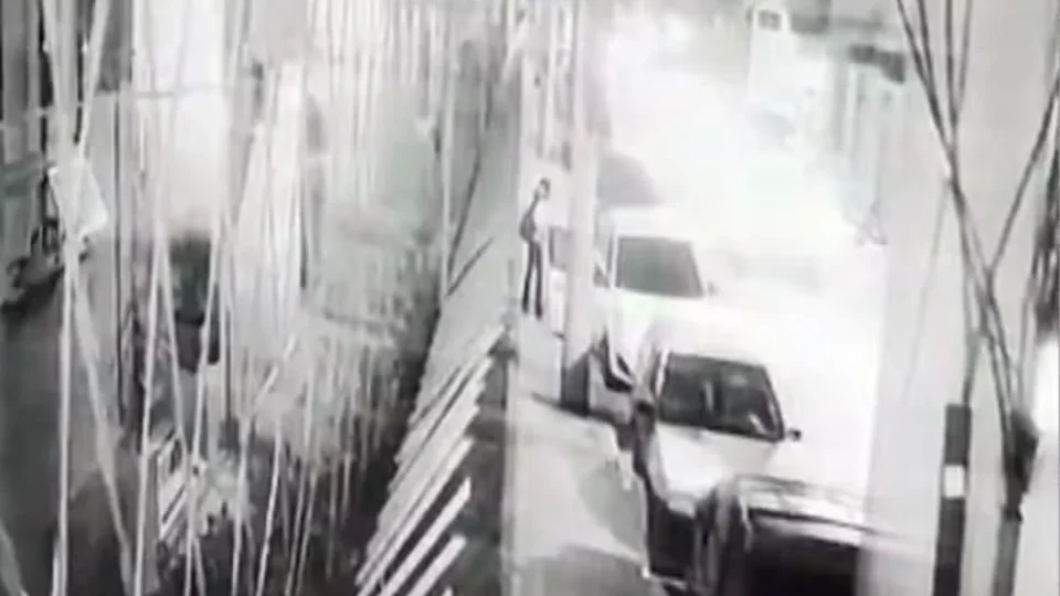 Adolescente se joga de carro em movimento e escapa de sequestro no Rio