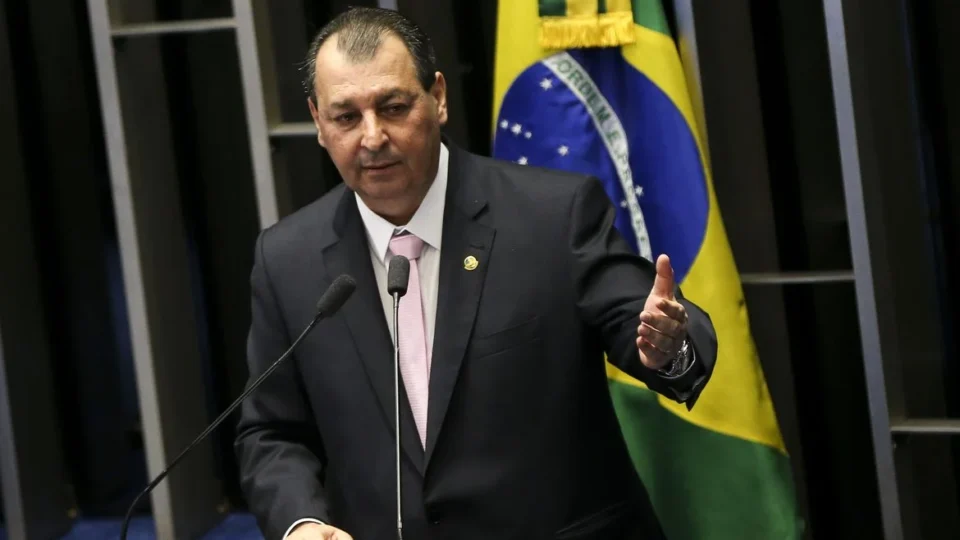 Relator da CCJ rejeita emendas da oposição que buscavam manter 6×1