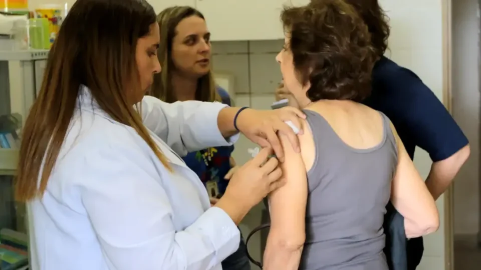 SUS amplia cobertura da vacina Pneumo 20 para maiores de 85 anos