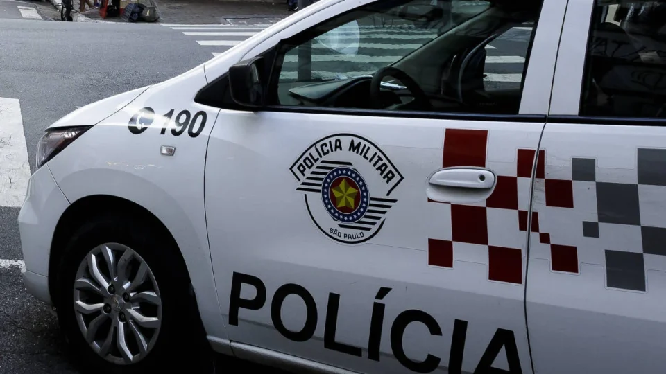 Delegado com sinais de embriaguez bate viatura em carro da PM no centro de SP, diz polícia