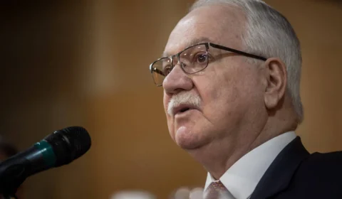 Fachin foi pressionado por governo e ministros para limitar munição de Moraes e Mendonça