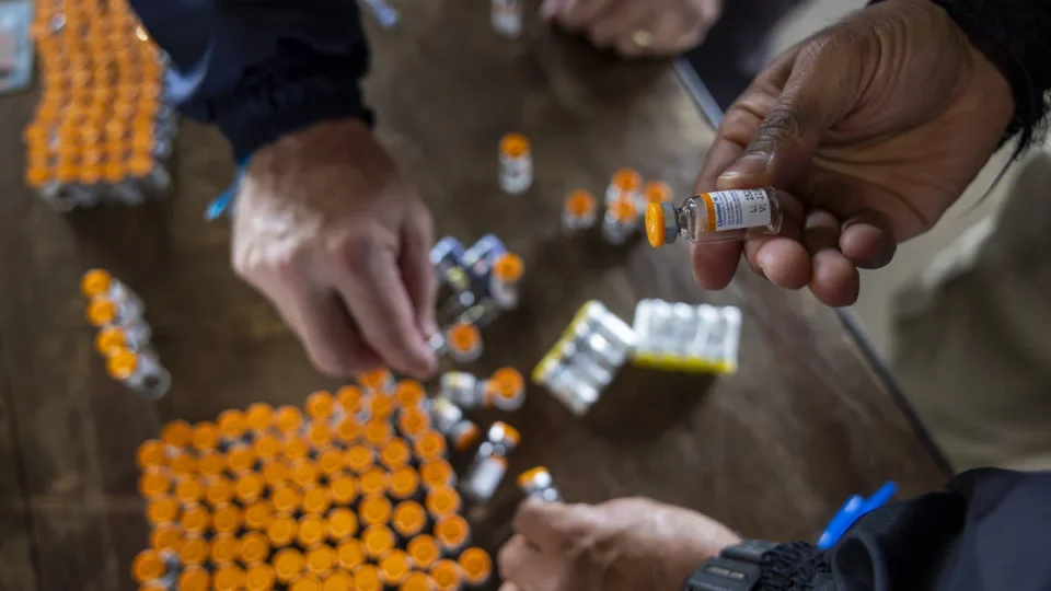 Anvisa alerta para risco de contaminação em preparo caseiro de caneta emagrecedora ilegal