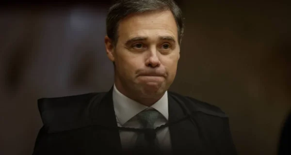 Mendonça viajou em helicóptero de empresa de ex-parceiro de Vorcaro, diz site