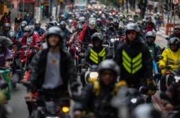 Motoboys fazem breque dos apps e acusam Keeta e 99Food de pagar bônus para esvaziar protesto