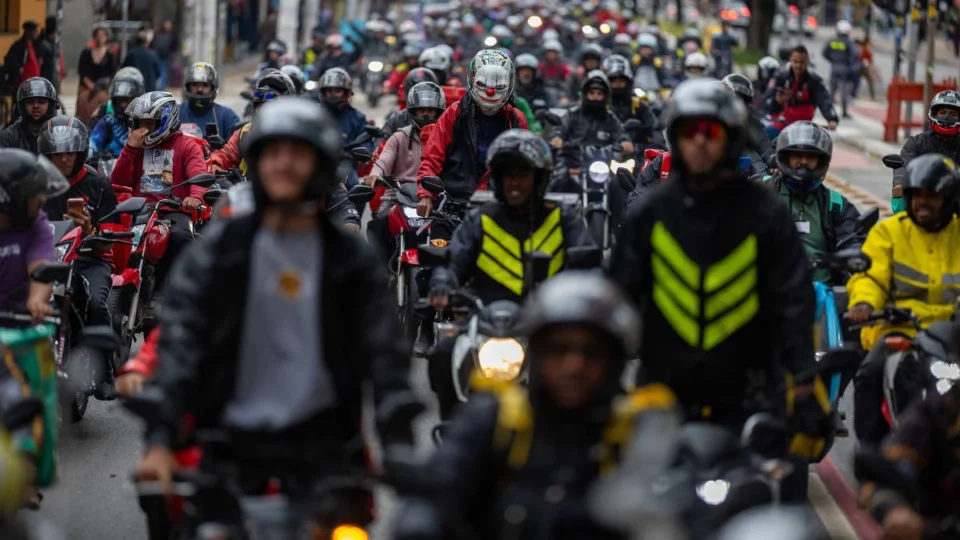 Motoboys fazem breque dos apps e acusam Keeta e 99Food de pagar bônus para esvaziar protesto