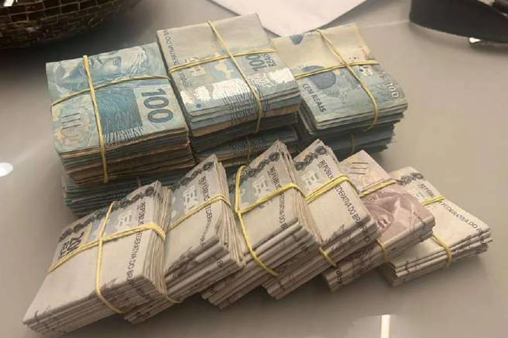 Maços de dinheiro vivo em foto compartilhada por um dos investigados na Operação Falsa Las Vegas, que apurou esquema de lavagem de dinheiro na Grande SP - Reprodução
