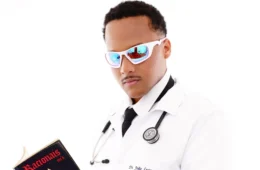 Estudante de medicina denuncia racismo em post com jaleco e livro do Racionais MC’s