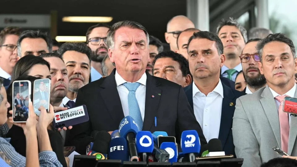 Defesa de Bolsonaro desiste de pedido a Kassio de suspensão de pena da trama golpista