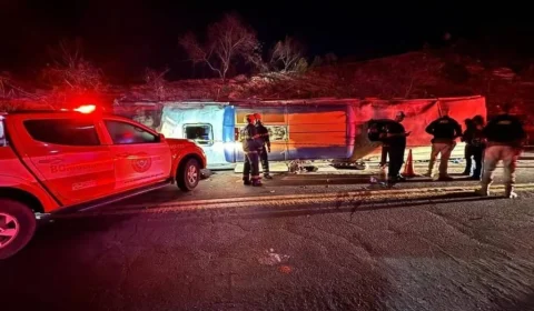 Ônibus de turismo tomba no Espírito Santo e deixa três mortos e 44 feridos