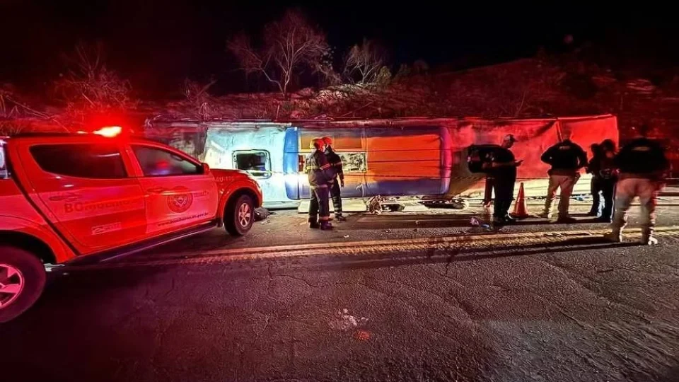 Ônibus de turismo tomba no Espírito Santo e deixa três mortos e 44 feridos
