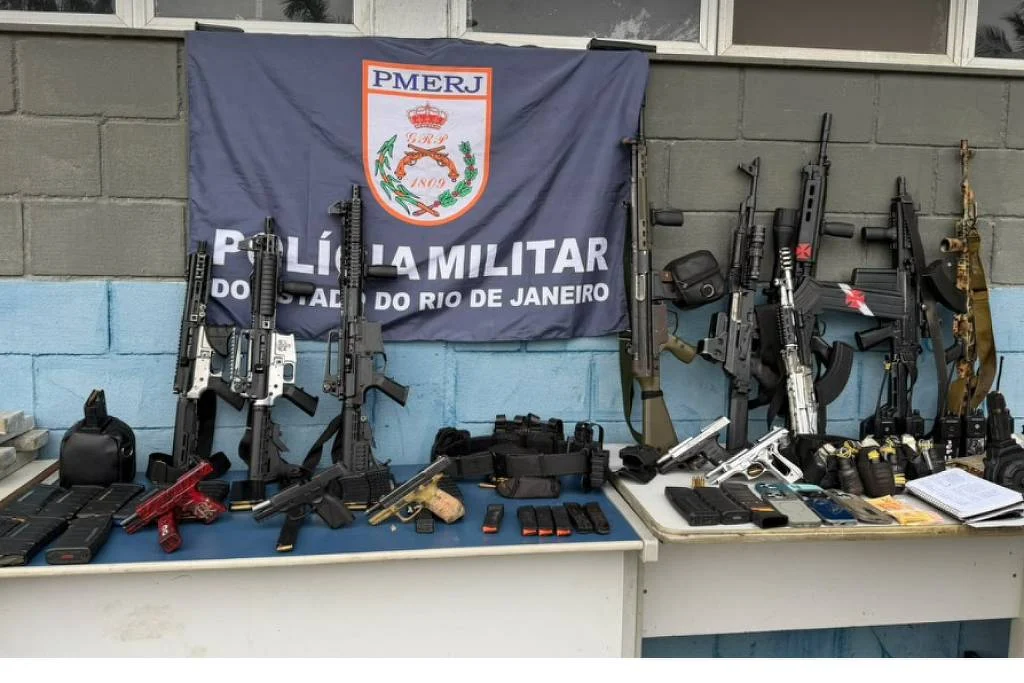 Armas apreendidas durante operação na Maré nesta segunda (28) - DIVULGAÇÃO/PMERJ