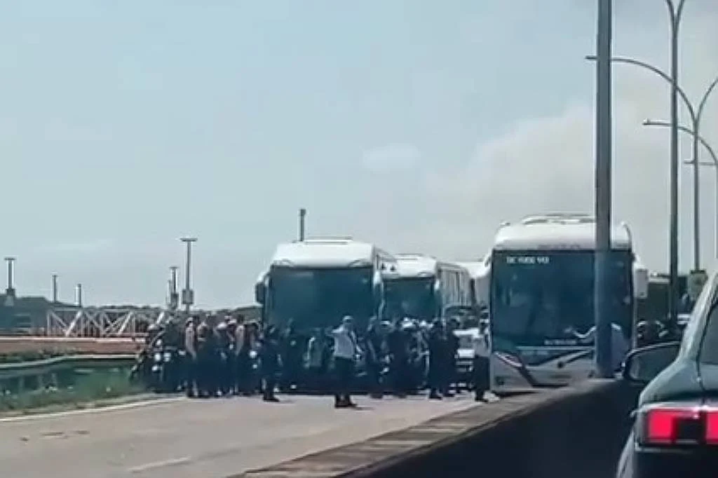 Ônibus que levava alunos a um passeio escolar foram interceptados por suspeitos na Linha Vermelha - Reprodução