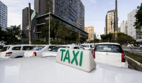 Prefeitura cancela cadastro de taxista que cobrou R$ 30 mil por corrida de R$ 30