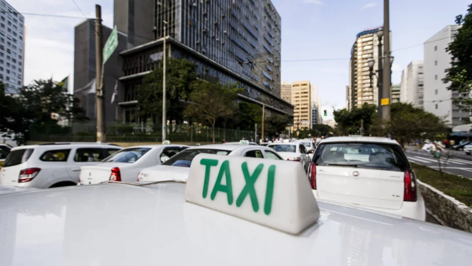 Prefeitura cancela cadastro de taxista que cobrou R$ 30 mil por corrida de R$ 30