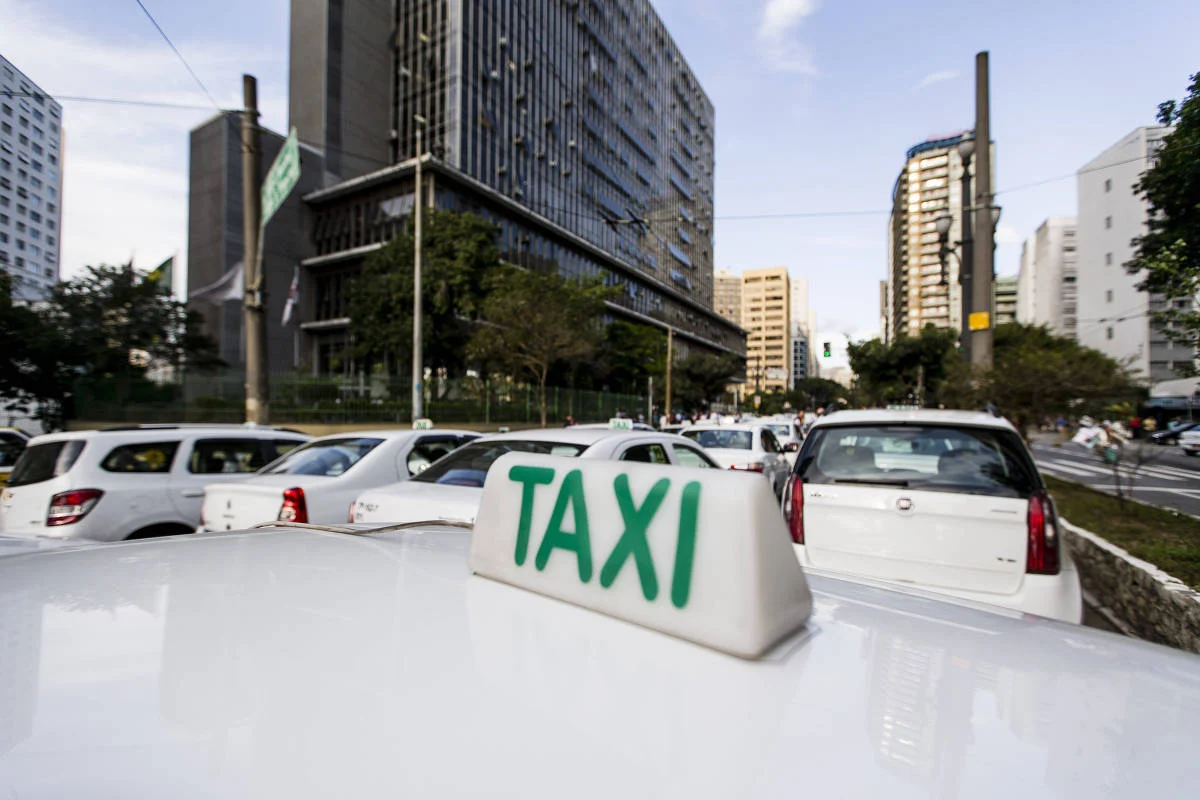 Prefeitura cancela cadastro de taxista que cobrou R$ 30 mil por corrida de R$ 30