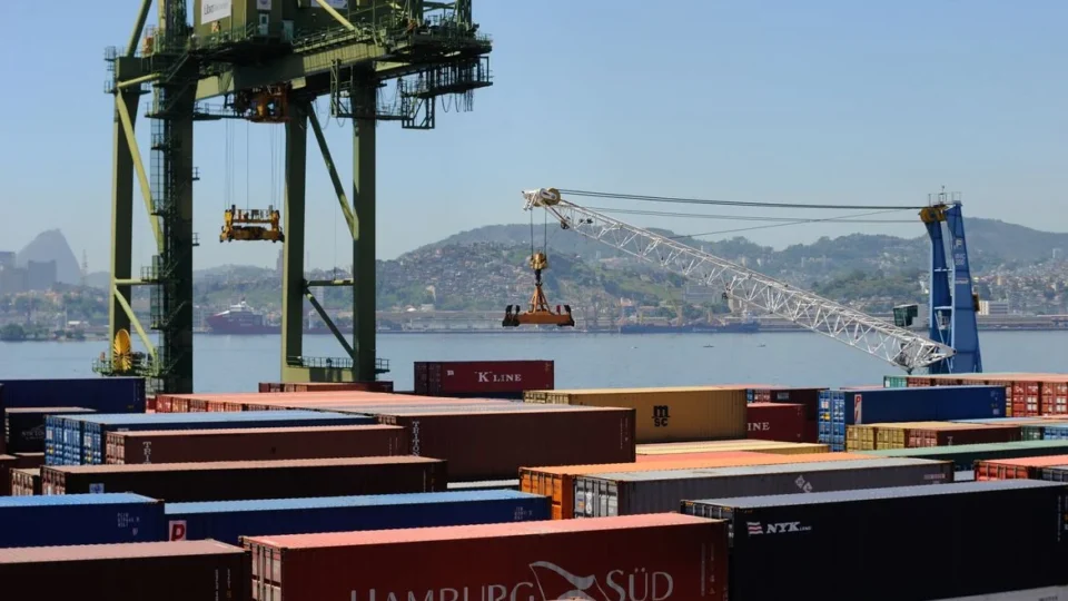 Balança comercial tem superávit de US$ 7,4 bilhões em agosto