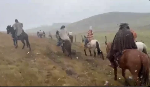 Neve na Serra Gaúcha marca chegada de frente fria que persiste nesta segunda