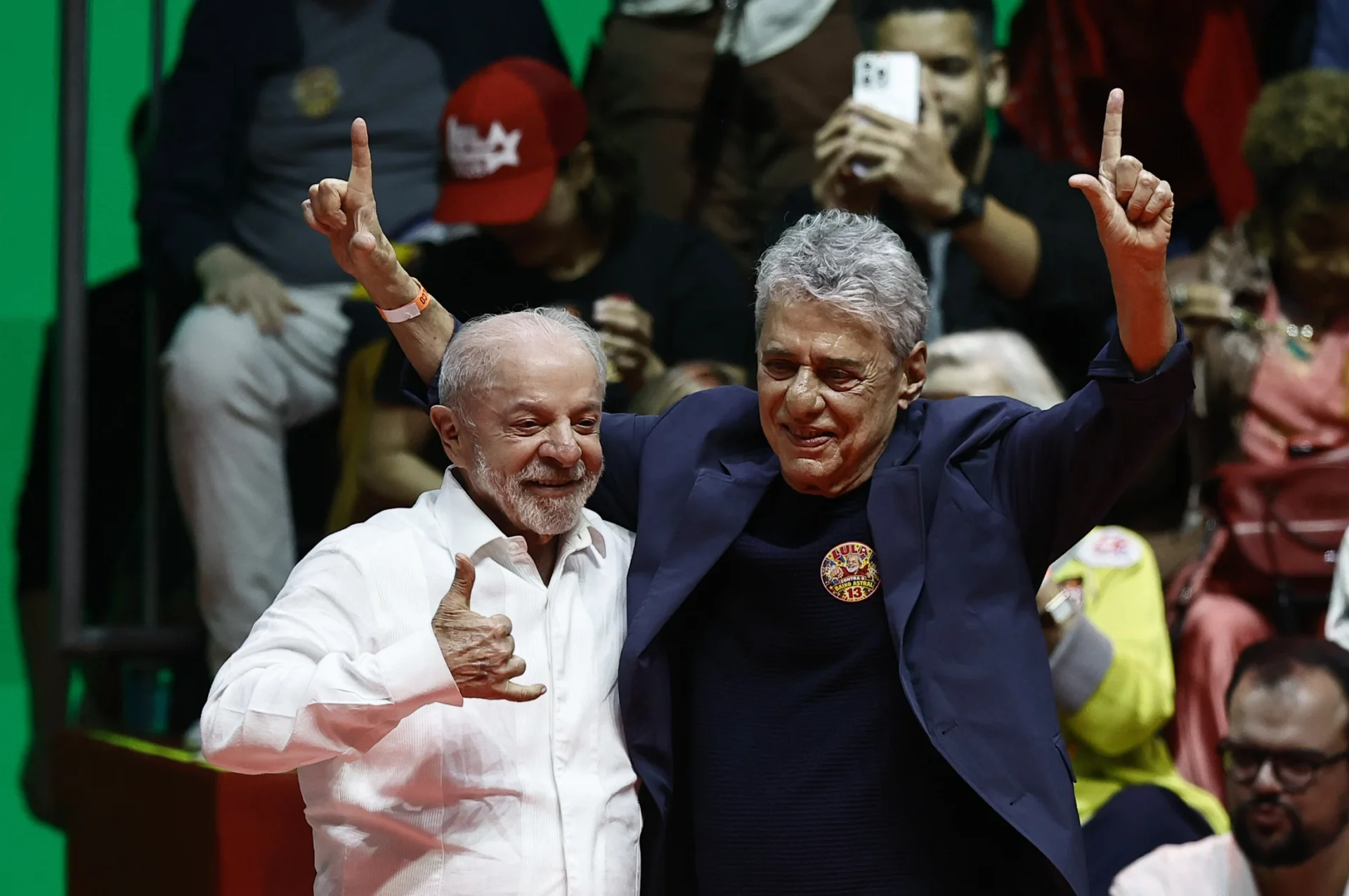 Lula e Chico Buarque durante encontro com artistas na Fundição Progresso. Lula no encontro com artistas no Rio de Janeiro. Crédito: Agência Efe/Folhapress