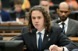 Senador envia R$ 210 milhões em emendas a obra com empresas de ex-funcionário na PB